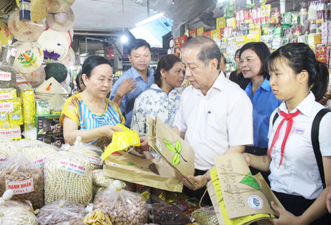 Nói không với túi ni-lông: Những chuyển biến tích cực từ phía người dân và doanh nghiệp