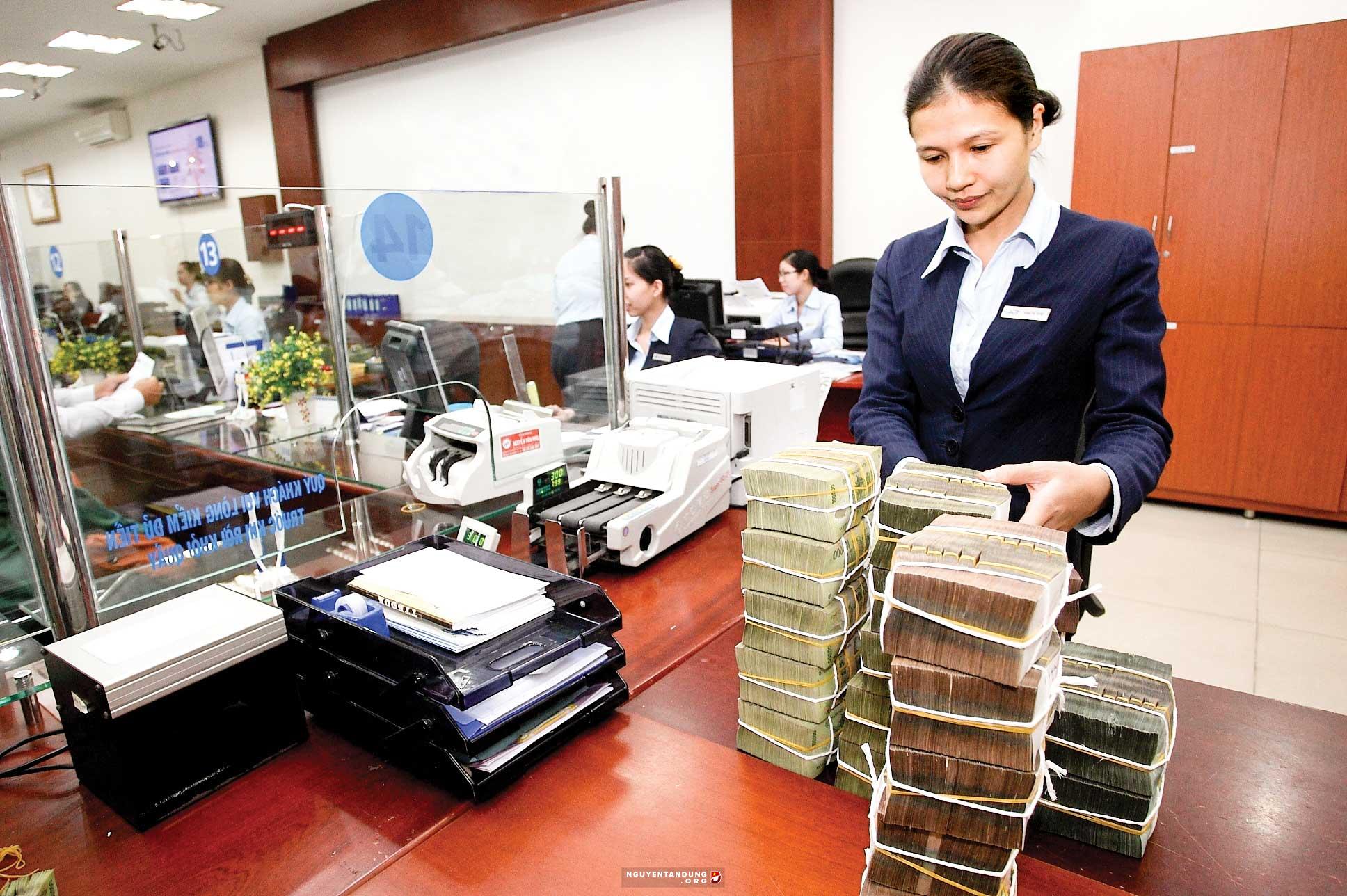 Tin vui cho doanh nghiệp: Ngân hàng bắt đầu hạ lãi suất cho vay.