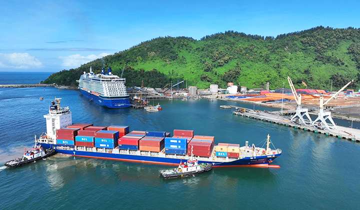 Đón chuyến tàu đầu tiên của hãng tàu RCL mở tuyến vận tải quốc tế qua cảng Chân Mây