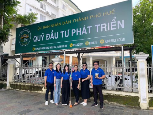 Chi đoàn Quỹ Đầu tư phát triển thành phố Huế ra quân 02 tuần cao điểm thực hiện Đề án Ngày Chủ nhật xanh.