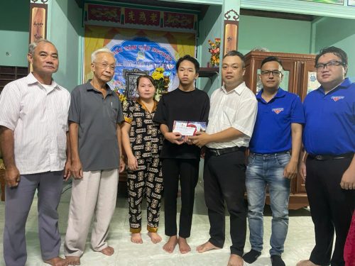 Chi đoàn Quỹ Đầu tư phát triển thành phố Huế đồng hành trên hành trình vượt khó của hai anh em học sinh Huế giữa nỗi đau mất cha