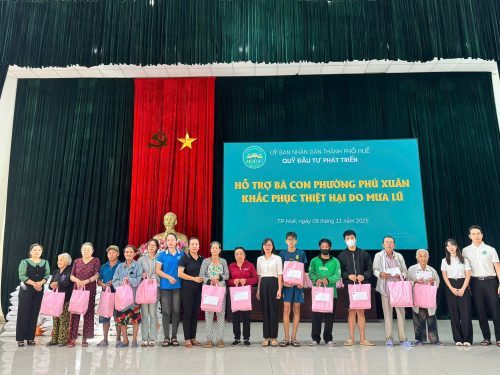 Quỹ Đầu tư phát triển thành phố Huế hỗ trợ bà con Phường Phú Xuân và Phường Hóa Châu khắc phục thiệt hại do ảnh hưởng mưa lũ