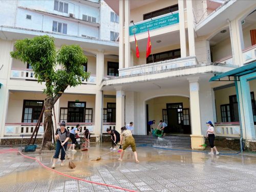 CHỦ ĐỘNG, KHẨN TRƯƠNG KHẮC PHỤC HẬU QUẢ SAU LŨ: QUỸ ĐẦU TƯ PHÁT TRIỂN THÀNH PHỐ HUẾ RA QUÂN TỔNG VỆ SINH TRỤ SỞ