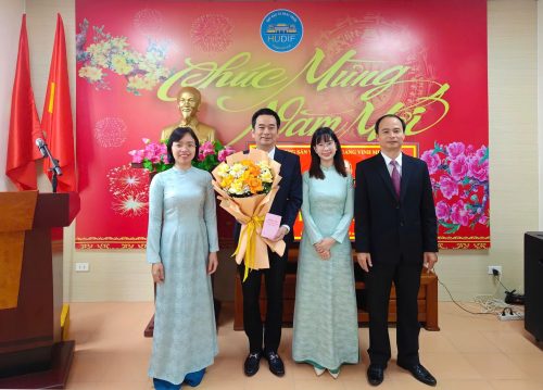 CHI BỘ QUỸ ĐẦU TƯ PHÁT TRIỂN THÀNH PHỐ HUẾ TỔ CHỨC LỄ KẾT NẠP ĐẢNG VIÊN MỚI